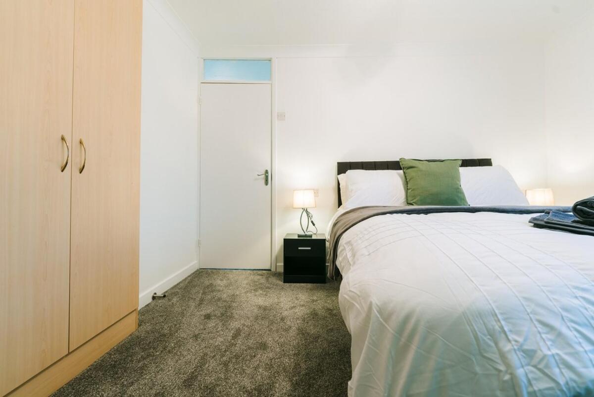 Holiday home Three Bedroom House By Brookland Serviced Short Lets Harlington With Free Wifi Harmondsworth