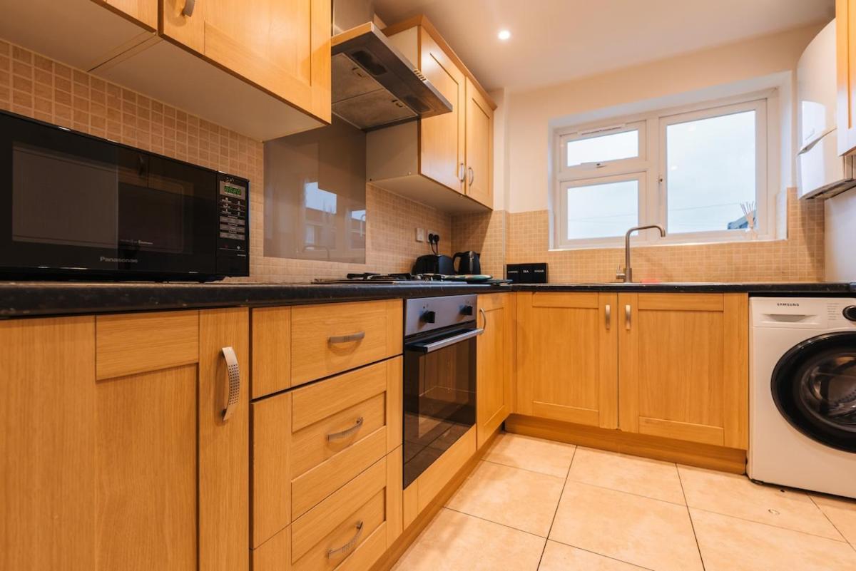 Three Bedroom House By Brookland Serviced Short Lets Harlington With Free Wifi Holiday home