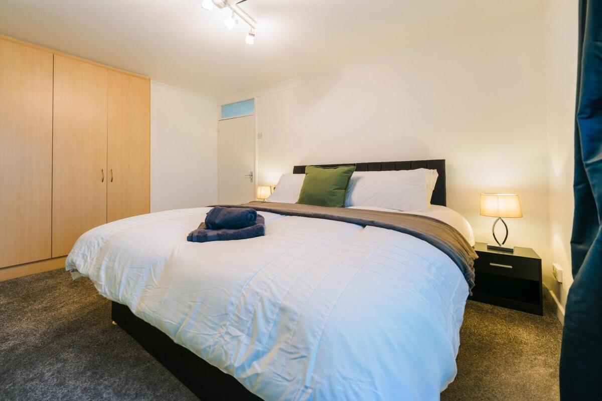 Three Bedroom House By Brookland Serviced Short Lets Harlington With Free Wifi *