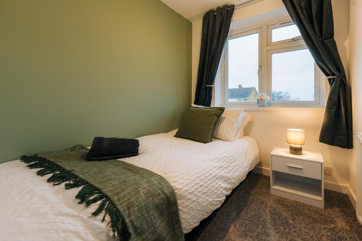 Three Bedroom House By Brookland Serviced Short Lets Harlington With Free Wifi * Harmondsworth