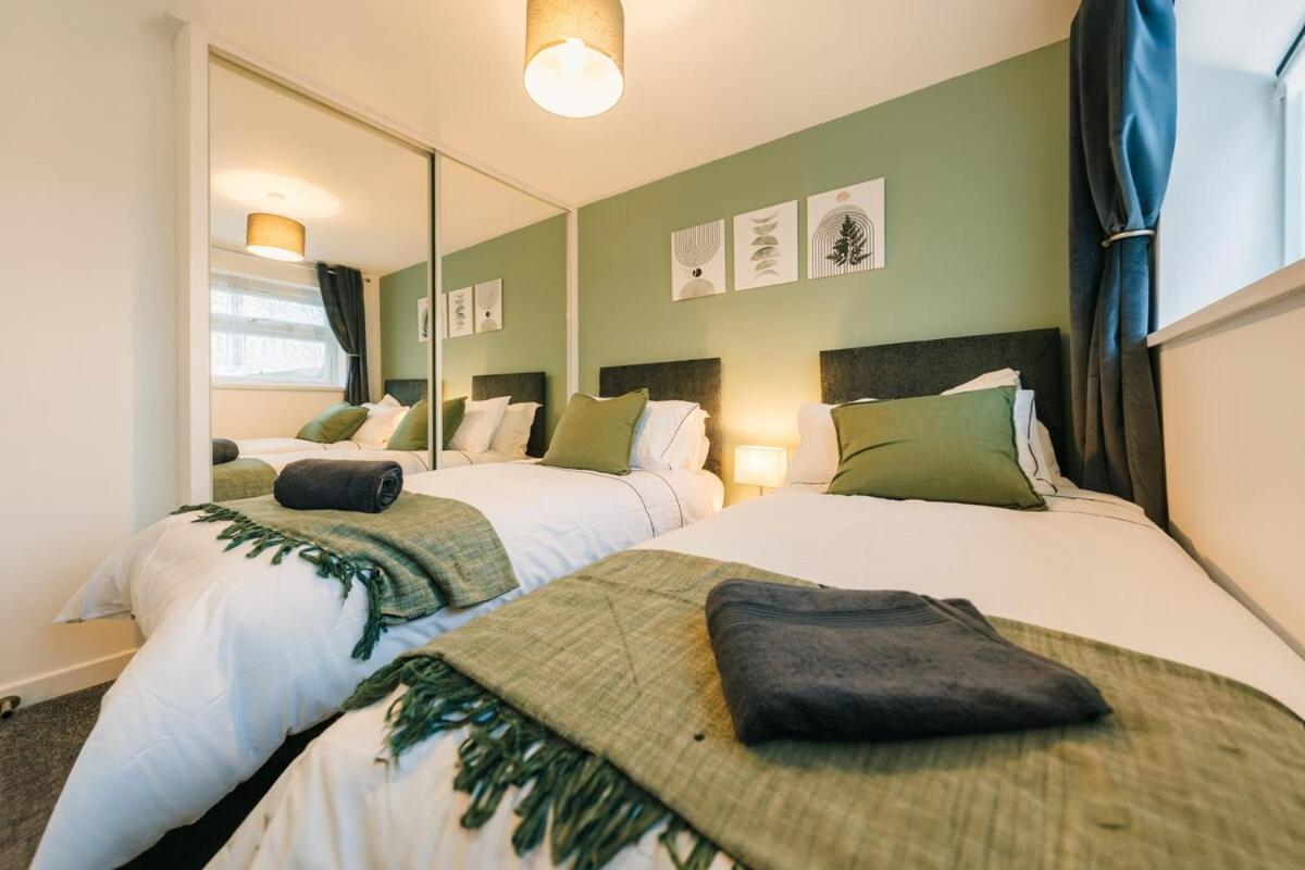 Three Bedroom House By Brookland Serviced Short Lets Harlington With Free Wifi *