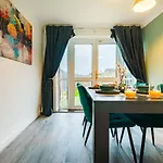 Three Bedroom House By Brookland Stays Serviced Accommodation Short Lets Harlington With Free Wifi