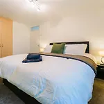 Three Bedroom House By Brookland Stays Serviced Accommodation Short Lets Harlington With Free Wifi
