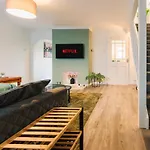 Three Bedroom House By Brookland Stays Serviced Accommodation Short Lets Harlington With Free Wifi