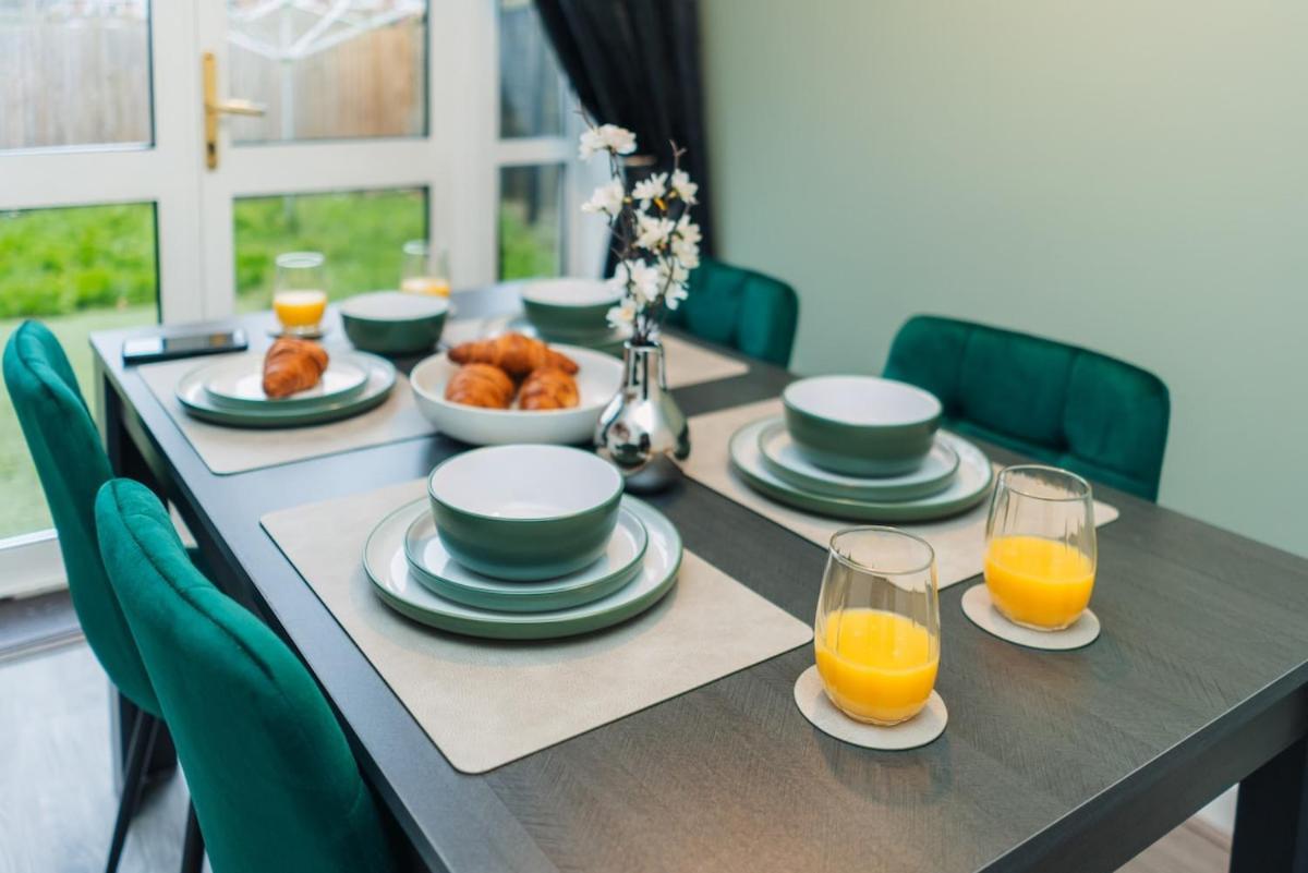 Three Bedroom House By Brookland Serviced Short Lets Harlington With Free Wifi Holiday home *