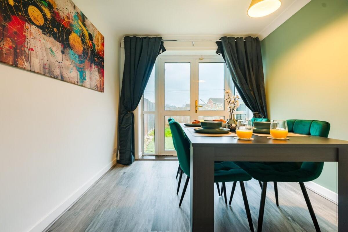 Holiday home Three Bedroom House By Brookland Serviced Short Lets Harlington With Free Wifi Harmondsworth