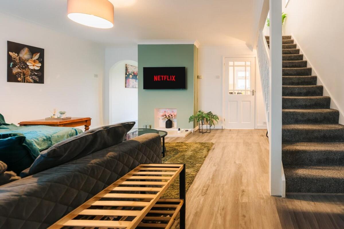 Three Bedroom House By Brookland Serviced Short Lets Harlington With Free Wifi Harmondsworth