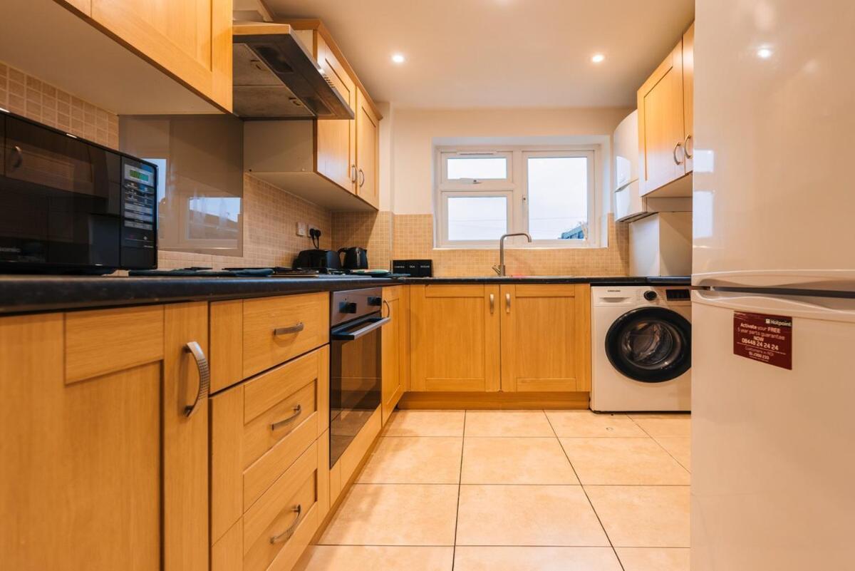 Three Bedroom House By Brookland Serviced Short Lets Harlington With Free Wifi Harmondsworth