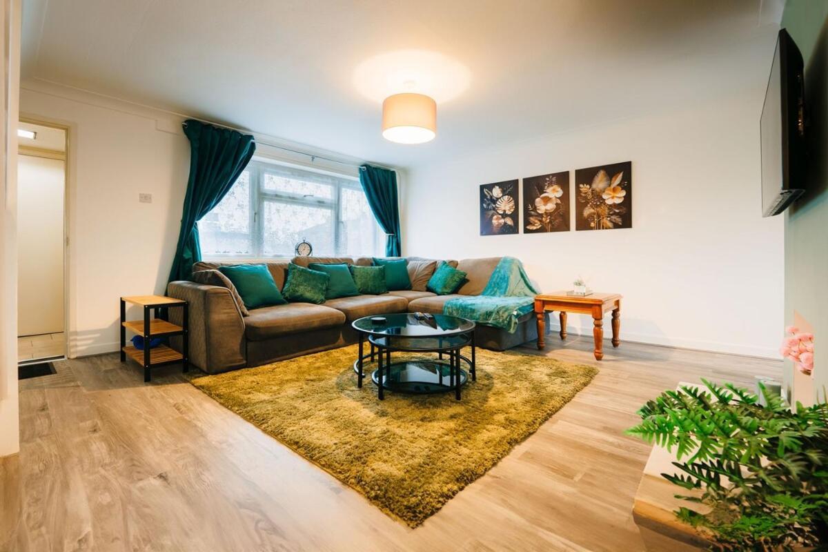 Three Bedroom House By Brookland Serviced Short Lets Harlington With Free Wifi * Harmondsworth