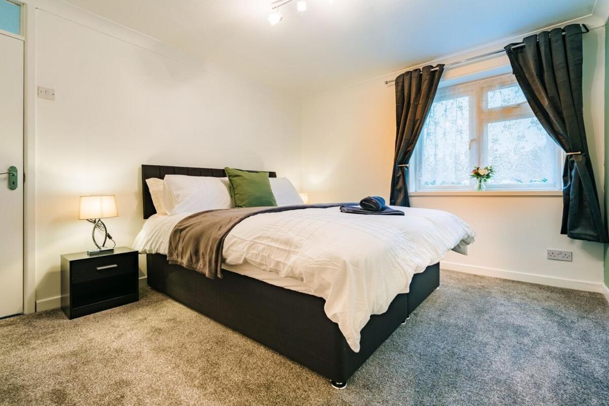 Three Bedroom House By Brookland Serviced Short Lets Harlington With Free Wifi *